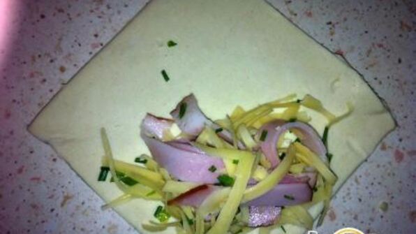 пирожки слоеные с ветчиной, сыром и луком