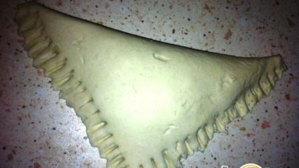 пирожки слоеные с ветчиной, сыром и луком