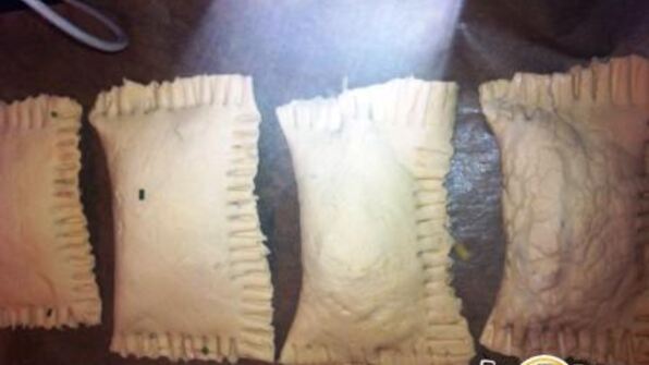 пирожки слоеные с ветчиной, сыром и луком