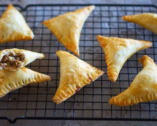 Слоеные пирожки с бараниной, мятой и кедровыми орехами