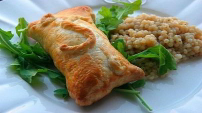 Слоеные пирожки с курицей и сливочным сыром