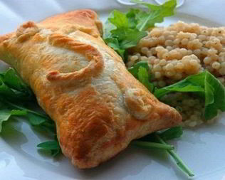 Слоеные пирожки с курицей и сливочным сыром