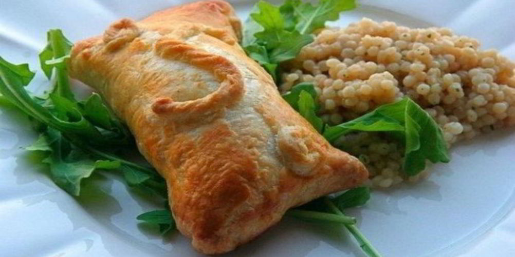 Рецепт слоеные пирожки с курицей и сливочным сыром