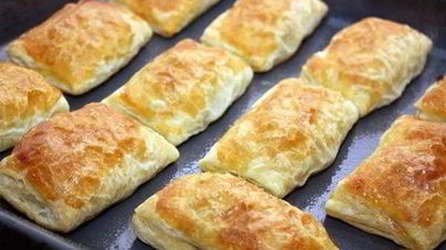 Слоеные пирожки с мясом и изюмом