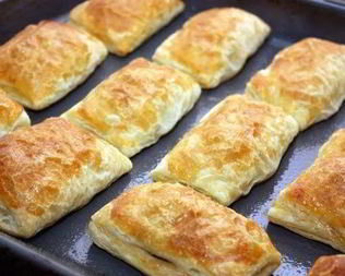 Слоеные пирожки с мясом и изюмом