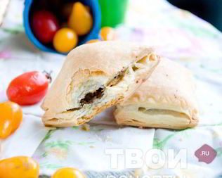 Слоеные пирожки с мясом