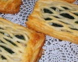 Слоеные пирожки с рыбой