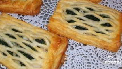 Слоеные пирожки с рыбой