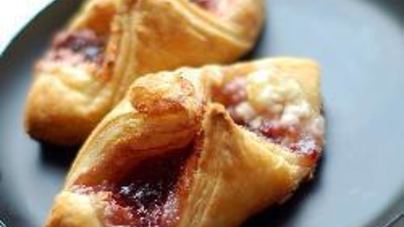 Слоеные пирожки с творогом и малиновым вареньем