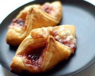 Слоеные пирожки с творогом и малиновым вареньем