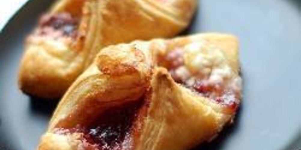 Рецепт слоеные пирожки с творогом и малиновым вареньем