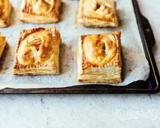 Слоеные пирожки с яблоками