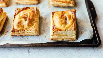Слоеные пирожки с яблоками