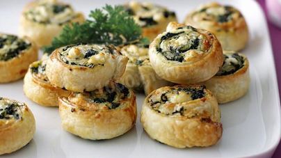 Слоеные пирожки со шпинатом и сыром