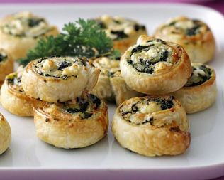 Слоеные пирожки со шпинатом и сыром