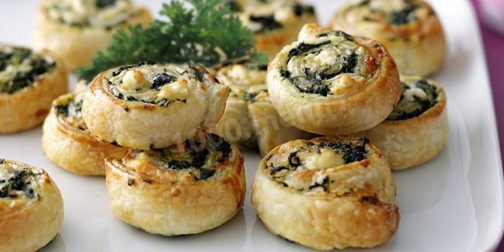 Рецепт слоеные пирожки со шпинатом и сыром