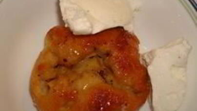 Яблочные пирожки в сливочно-ванильном соусе