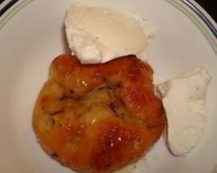 Яблочные пирожки в сливочно-ванильном соусе