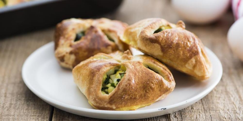 Рецепт яичные пирожки с черемшой и зеленым луком