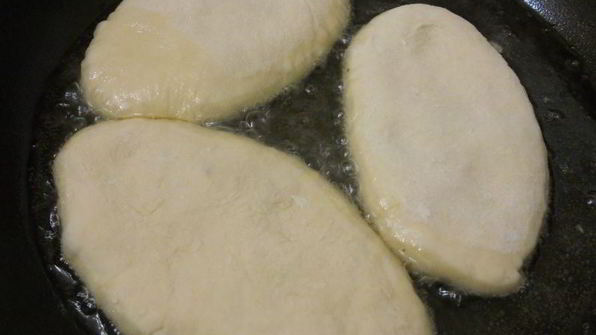 жареные пирожки из заварного дрожжевого теста