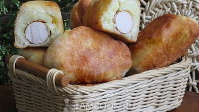 Жареные пирожки с картошкой и сосиской