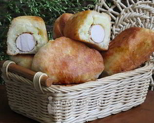 Жареные пирожки с картошкой и сосиской