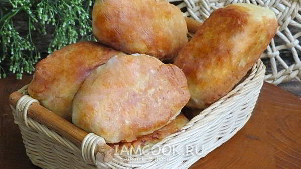 жареные пирожки с картошкой и сосиской