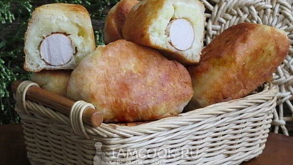 жареные пирожки с картошкой и сосиской