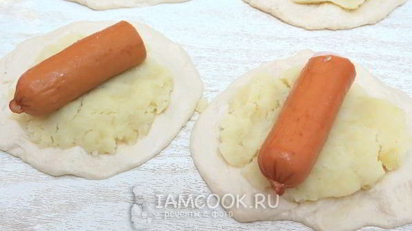 жареные пирожки с картошкой и сосиской