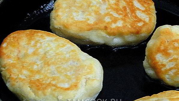 жареные пирожки с картошкой и сосиской