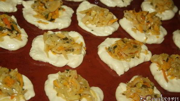 жареные пирожки с квашеной капустой