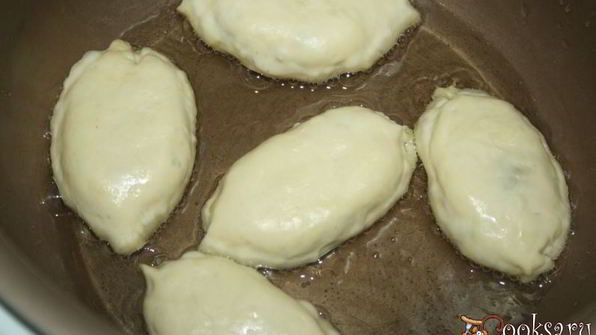 жареные пирожки с квашеной капустой