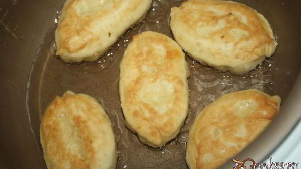 жареные пирожки с квашеной капустой