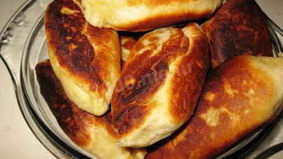 Жареные пирожки с яблоками на сковороде