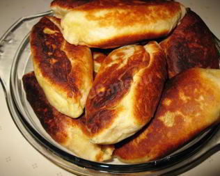 Жареные пирожки с яблоками на сковороде