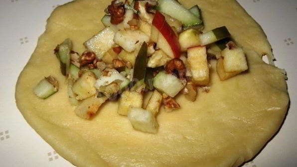 жареные пирожки с яблоками на сковороде