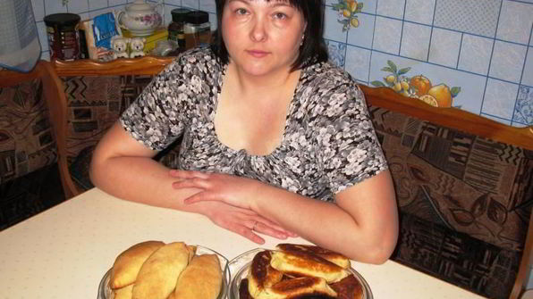 жареные пирожки с яблоками на сковороде