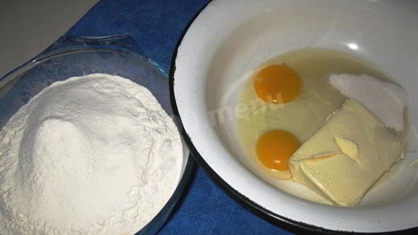 жареные пирожки с яблоками на сковороде