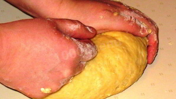 жареные пирожки с яблоками на сковороде