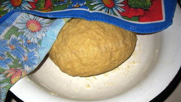 жареные пирожки с яблоками на сковороде