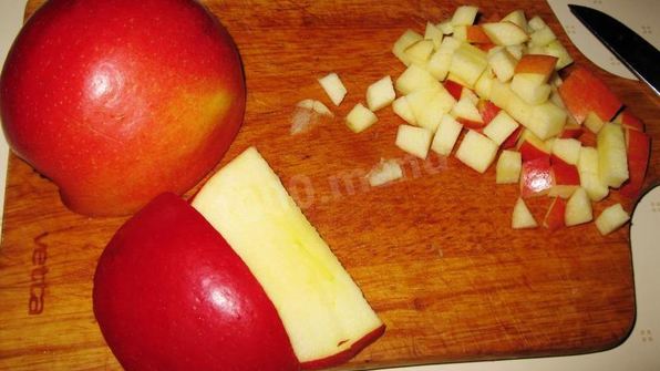 жареные пирожки с яблоками на сковороде