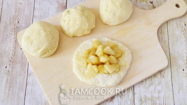 жареные пирожки с яблоками