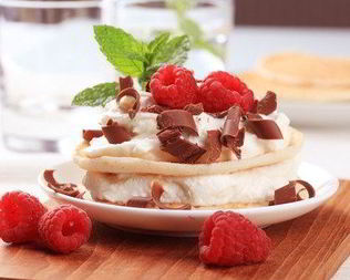 Бисквитные пирожные с творогом и малиной