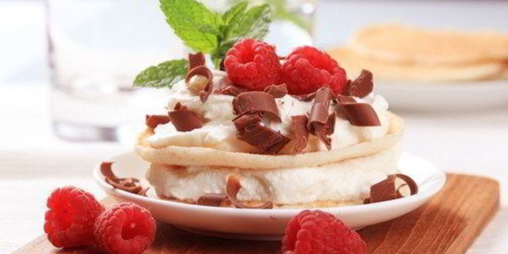 Рецепт бисквитные пирожные с творогом и малиной