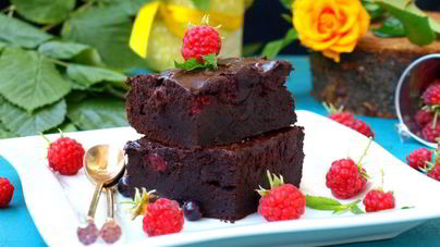 Брауни с ягодами на темном пиве