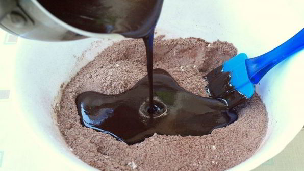 брауни с ягодами на темном пиве