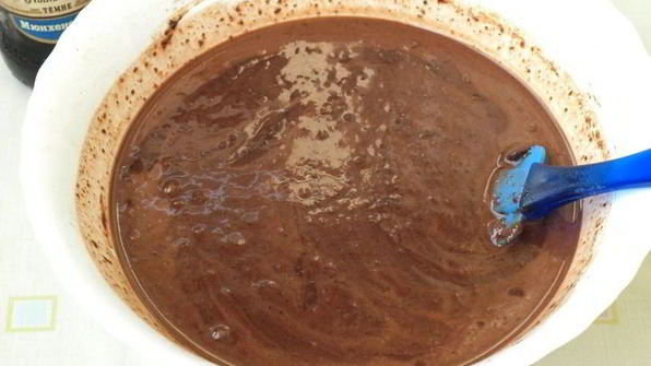 брауни с ягодами на темном пиве