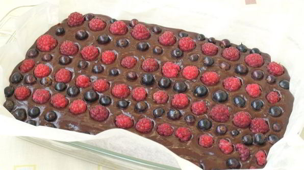 брауни с ягодами на темном пиве