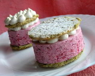 Фисташковое пирожное с брусничным семифредо