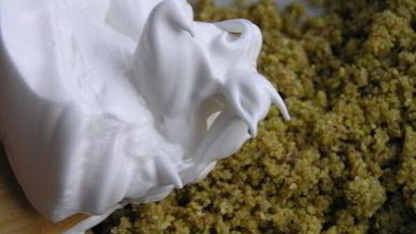 фисташковое пирожное с брусничным семифредо